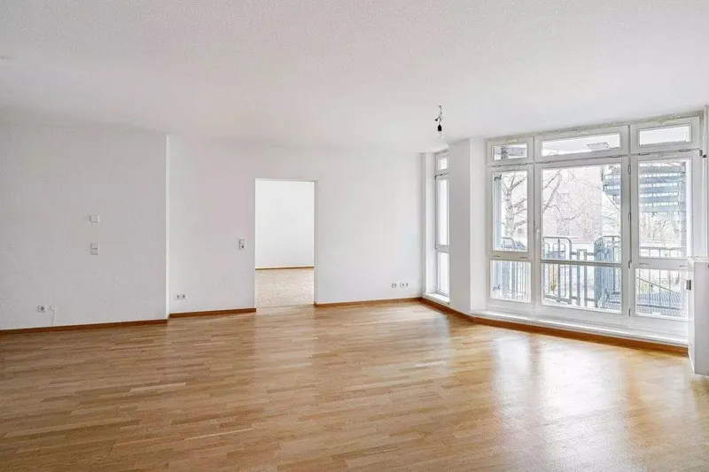 Frisch renoviert: Großzügige 140 m² Etagenwohnung mit Süd-Balkon, Parkett, Duschbad & TG-Stellplatz — photo 1